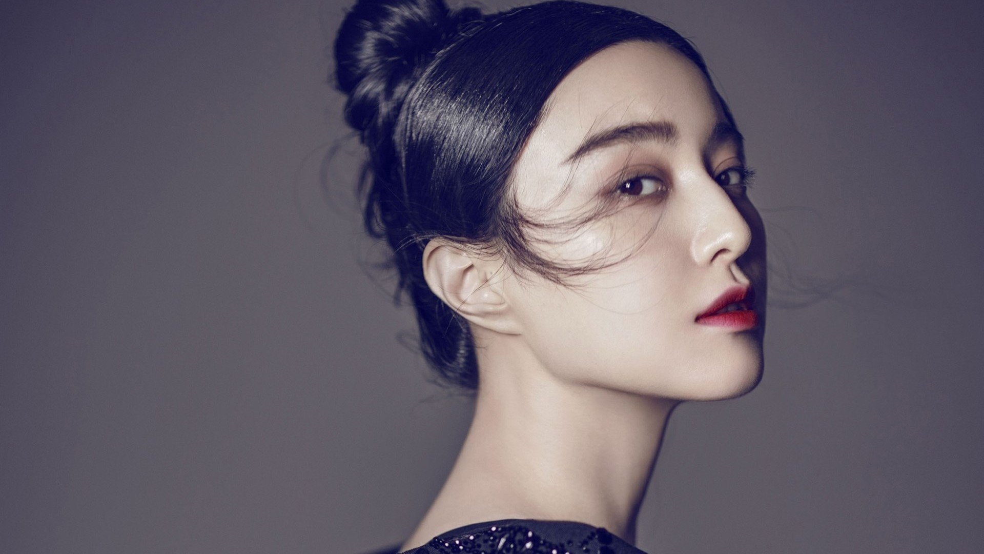 九游网页版官网-场边替补积极投入热身等待上场时刻展现专业态度与团队精神，替补随时入场