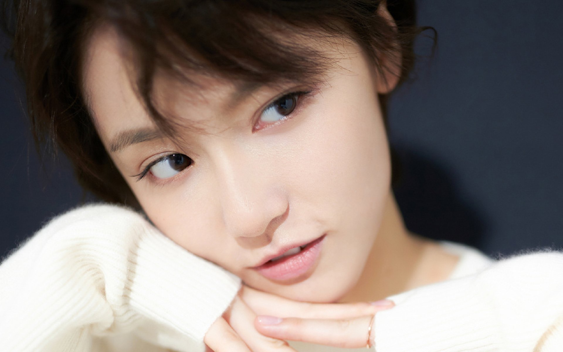 李娜主持青少年比赛颁奖仪式,青年演员李娜